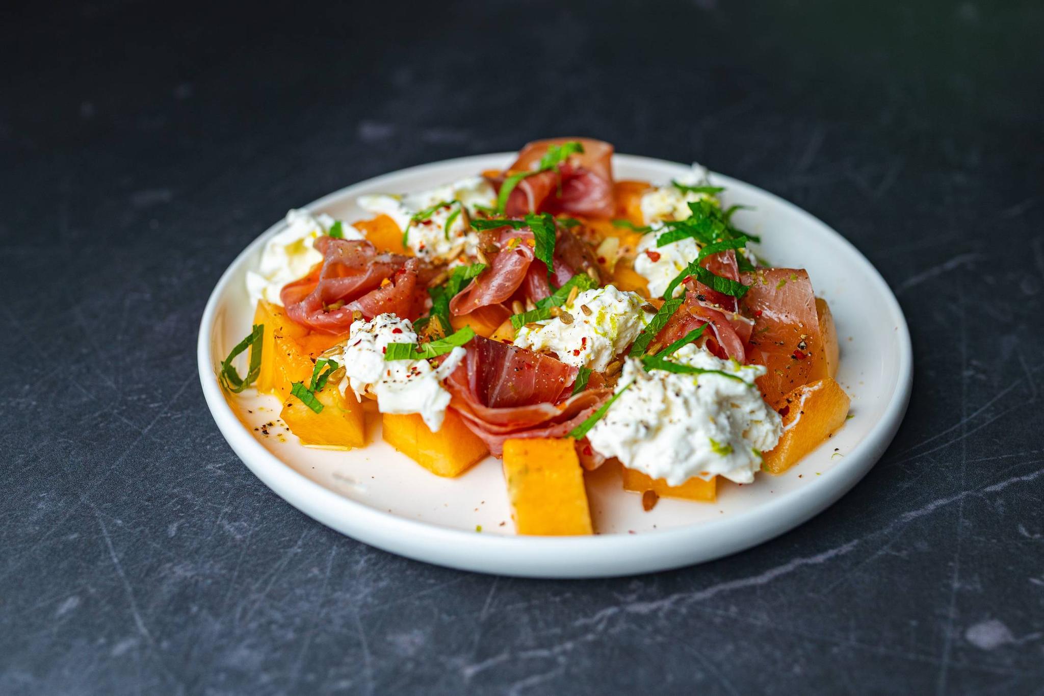 Burrata z melonem i szynką parmeńską