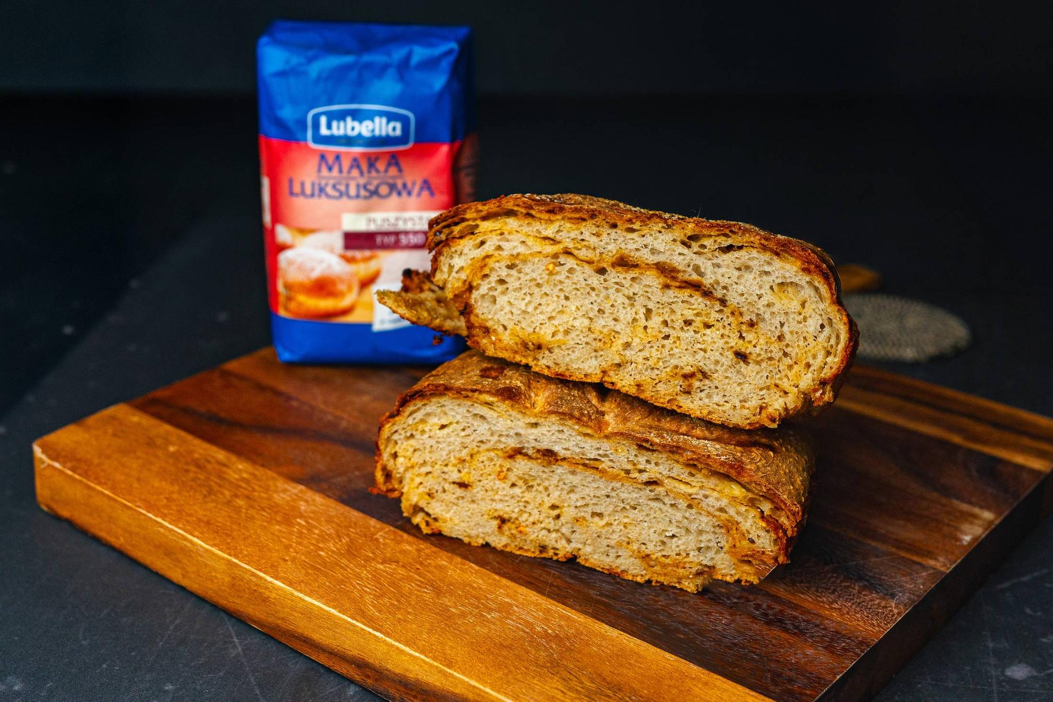 Chleb na zakwasie z chrupiącym chili i serem cheddar