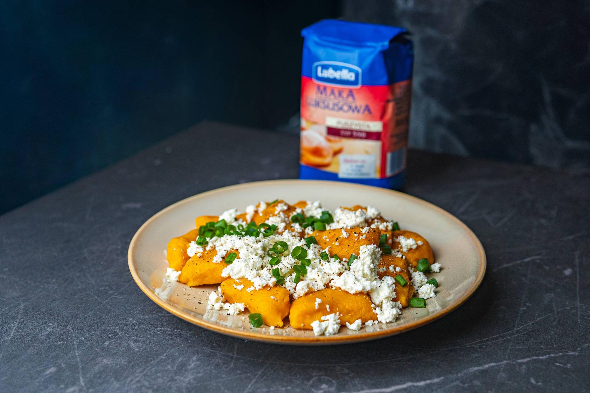 Gnocchi marchewkowe z twarogiem i szczypiorkiem