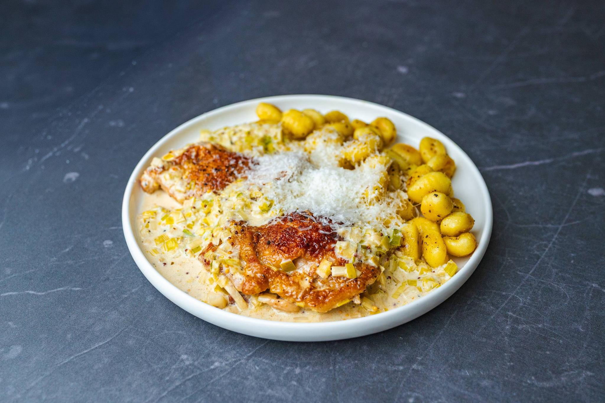 Kurczak w sosie z karmelizowanym porem i gnocchi