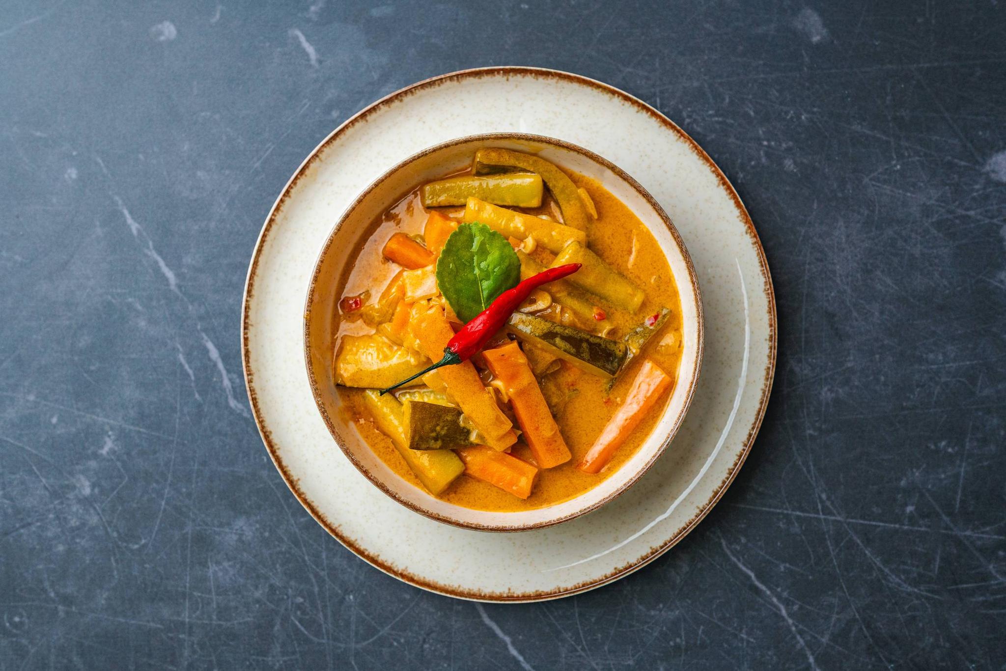 Czerwone curry z cukinią i marchewką