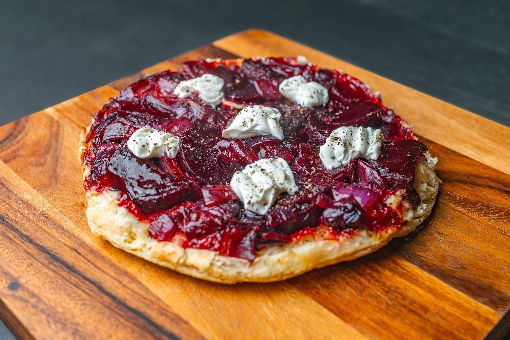Tarta tatin z burakami i kozim serem