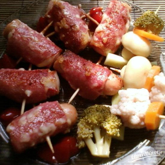 Parówki zawijane serem i salami