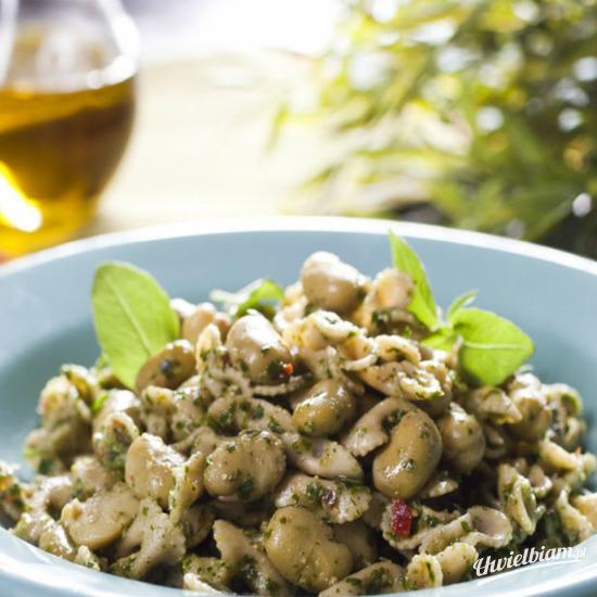 Małe kokardki z bobem i orzechowym pesto