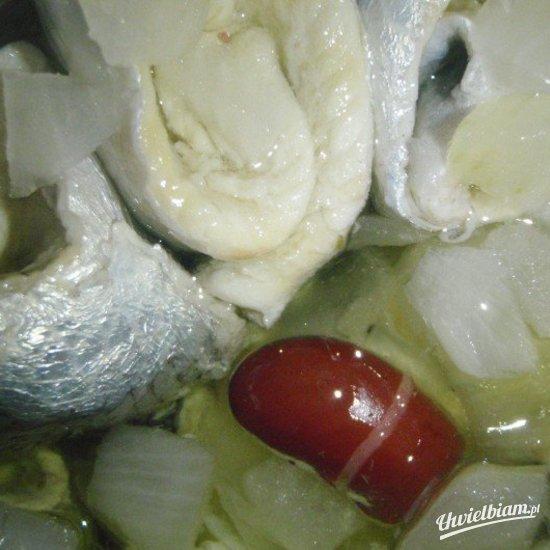 Śledzie w oleju z cebulką i fasolką