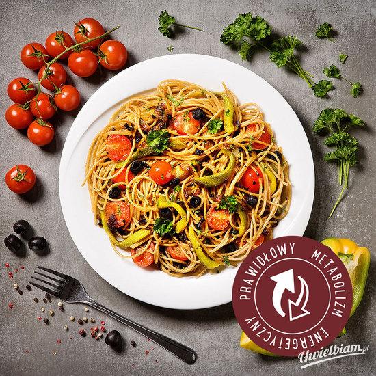 Spaghetti z pomidorami, pieczoną papryką i suszonymi oliwkami