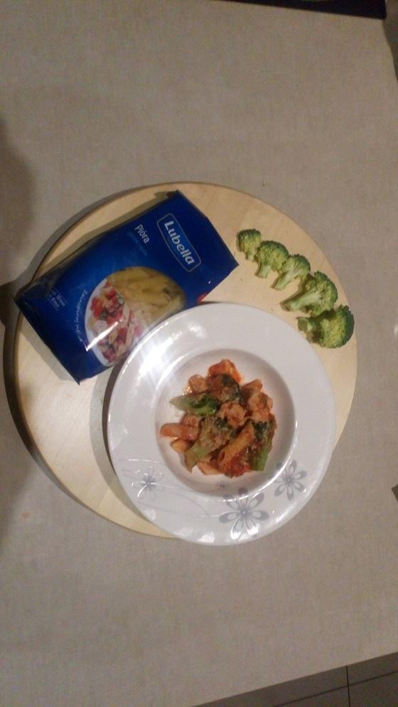 Kurczak w zielonym lesie