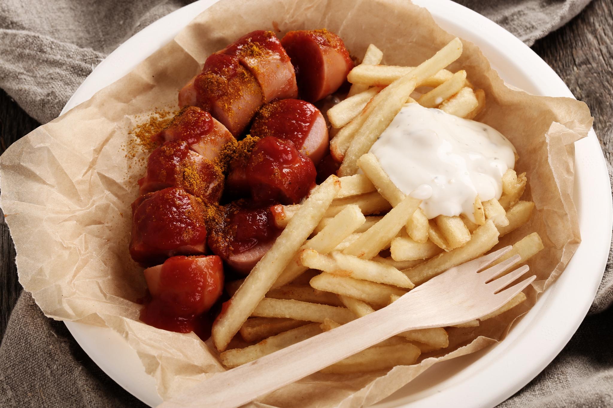 Currywurst z frytkami