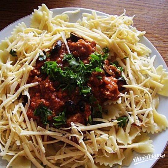 Kokardki z sosem pomidorowo-kukurydzianym