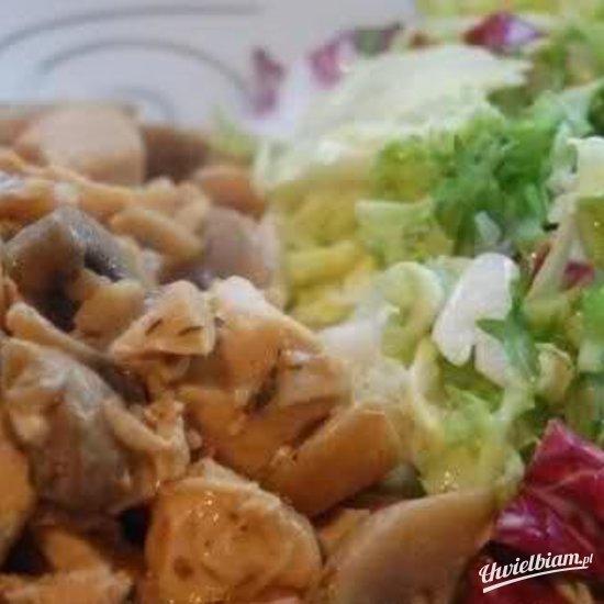 Gulasz drobiowy z pieczarkami