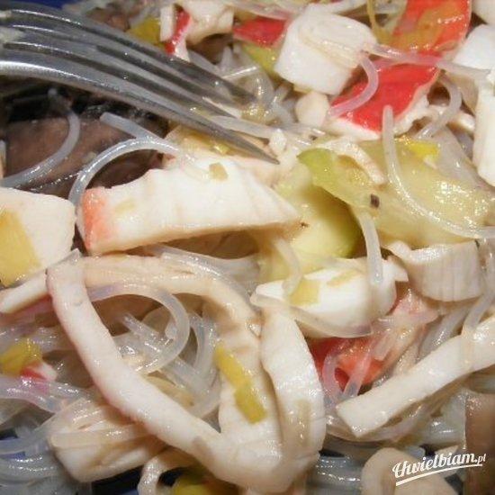 Makaron ryżowy z warzywami i surimi