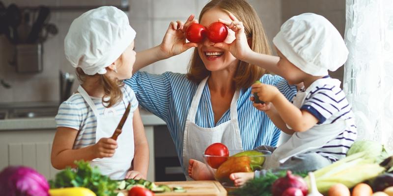 Twoje dziecko rzadko bywa w kuchni? Zmień to! Oto 5 korzyści gotowania z dziećmi!