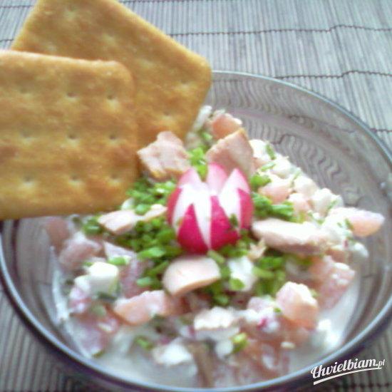 Serek wiejski z tuńczykiem i krakersami