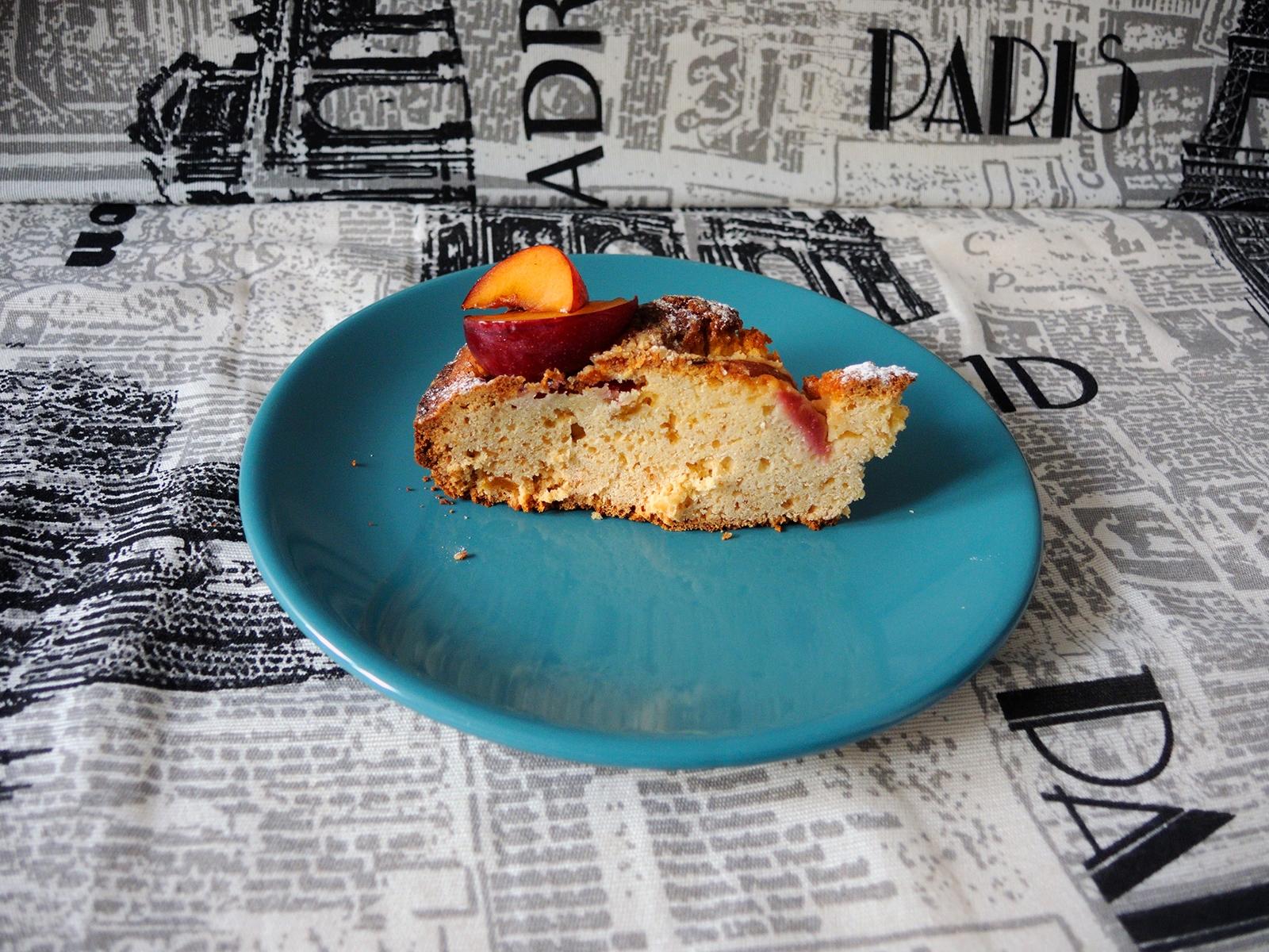 Ciasto biszkoptowe o smaku brzoskwini ze śliwką