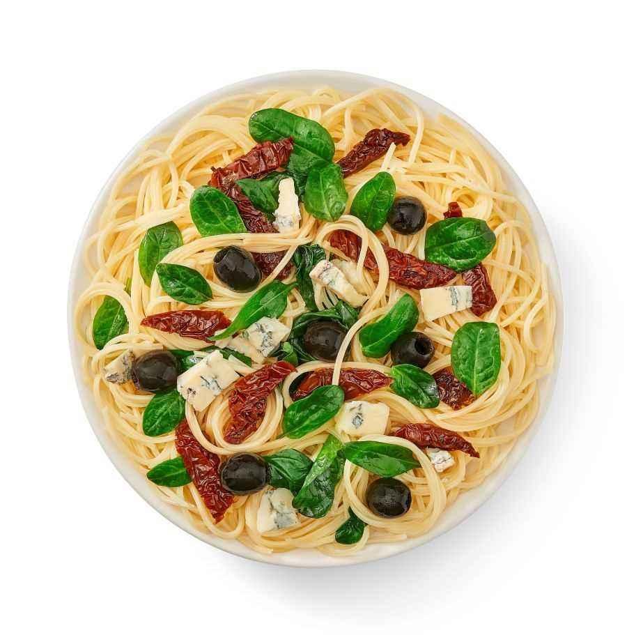 Spaghetti z oliwkami, suszonymi pomidorami i szpinakiem