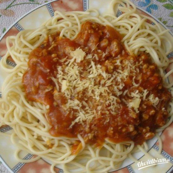 Spaghetti z sosem pomidorowym.