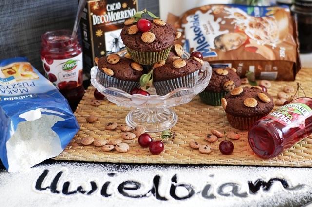 Piłkarskie muffiny kakaowe z dżemem wiśniowym i piegołakami