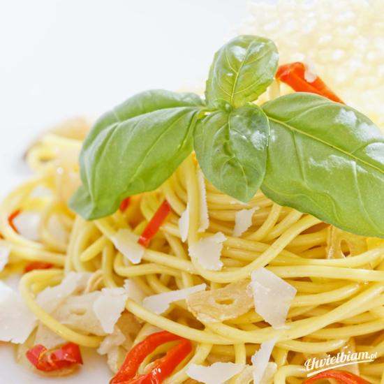 Spaghetti z czosnkiem i chili