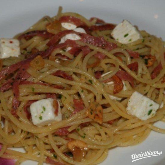 Spaghetti z fettą i salami