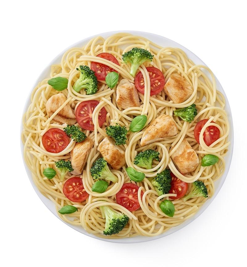 Spaghetti z kurczakiem, brokułami i pomidorkami koktajlowymi