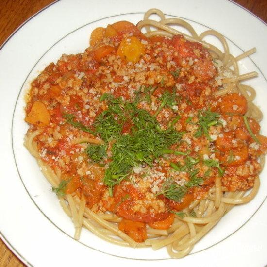 Mięsne spaghetti z marchewką i koperkiem