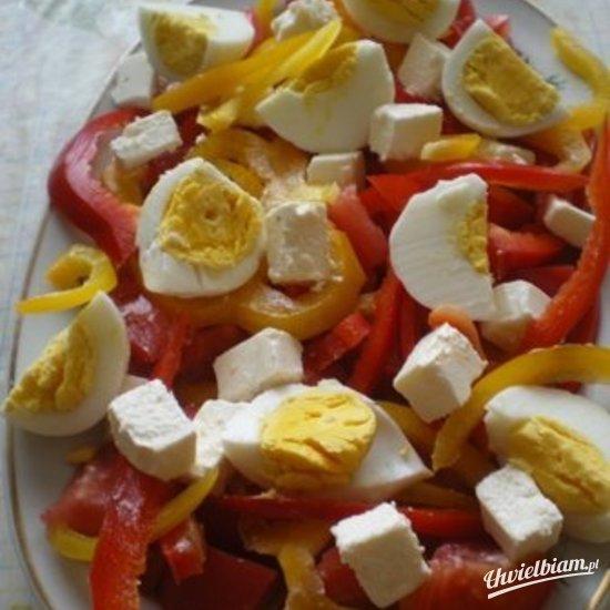 Sałatka z fetą, jajkiem, pomidorem i papryką
