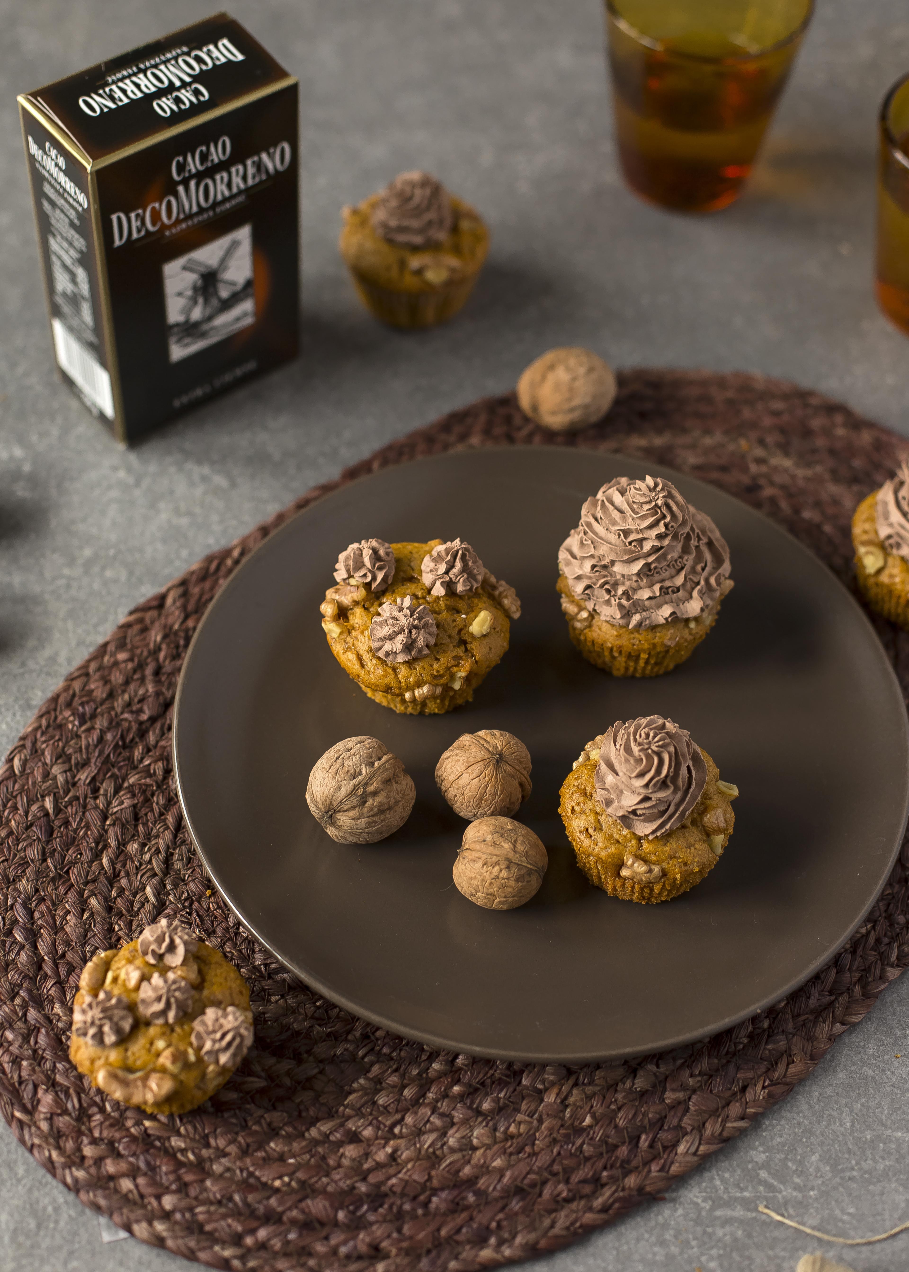 Dyniowe muffinki z orzechami włoskimi i kremem kakaowym 