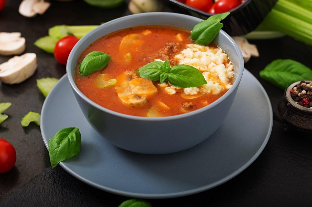 Zupa pomidorowa z mięsem i pieczarkami