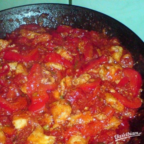 Potrawka z rybą w sosie pomidorowo-paprykowym