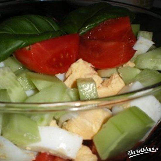 Warstwowa sałatka z jaj, pomidorów i ogórków z sosem czosnkowym