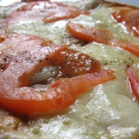 Pizza omletowa z szynka, serem i pomidorem