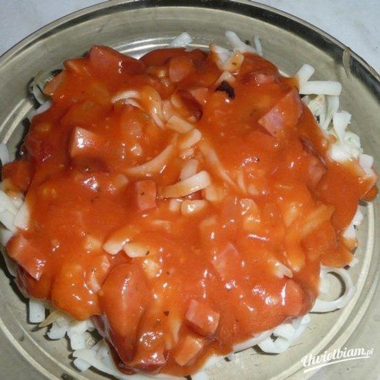 Makaron w pikantnym sosie pomidorowym.