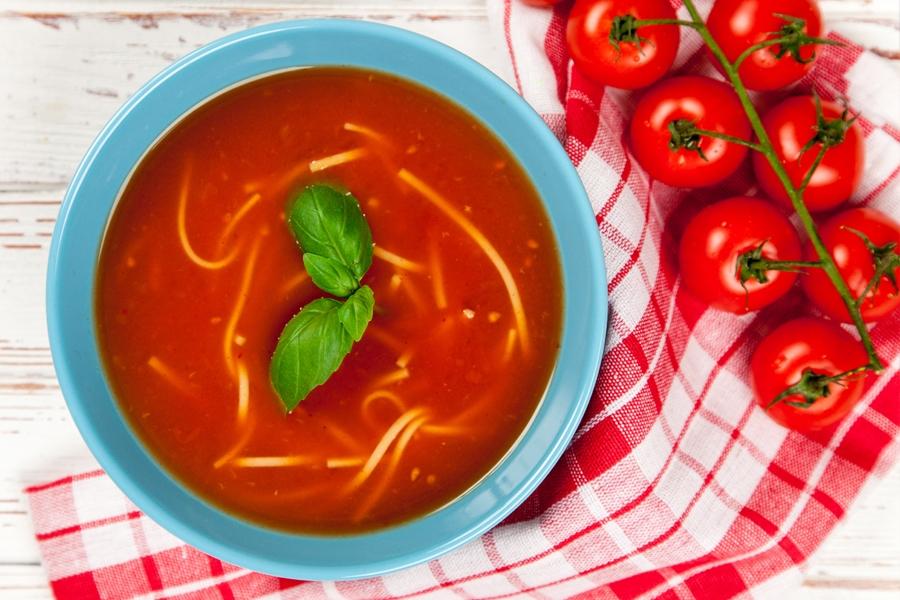 Zupa pomidorowa z kukurydzą i makaronem krajanką