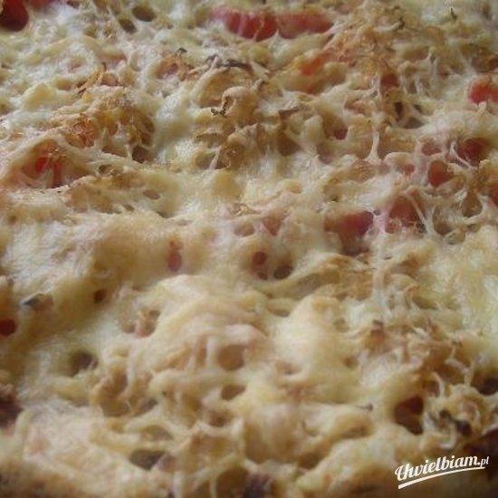 Pizza z kapustą i salami