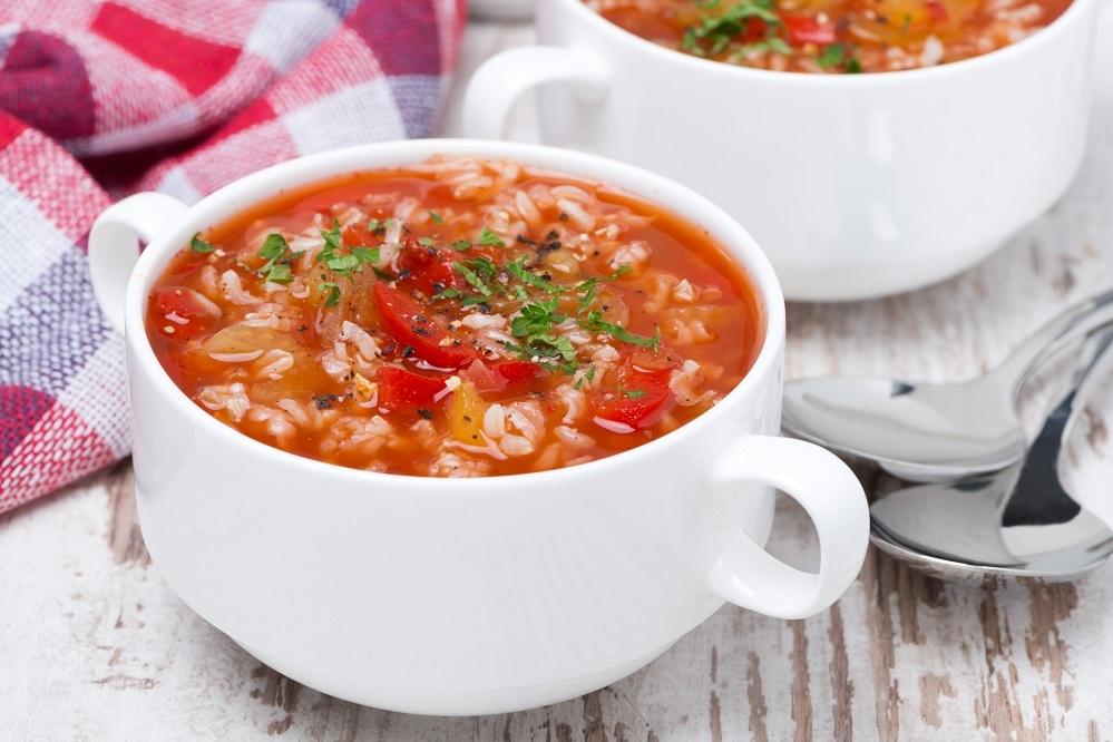 Zupa pomidorowa z ryżem gotowana na żeberkach