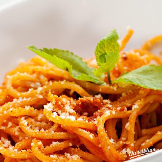 Spaghetti w winnym sosie pomidorowym