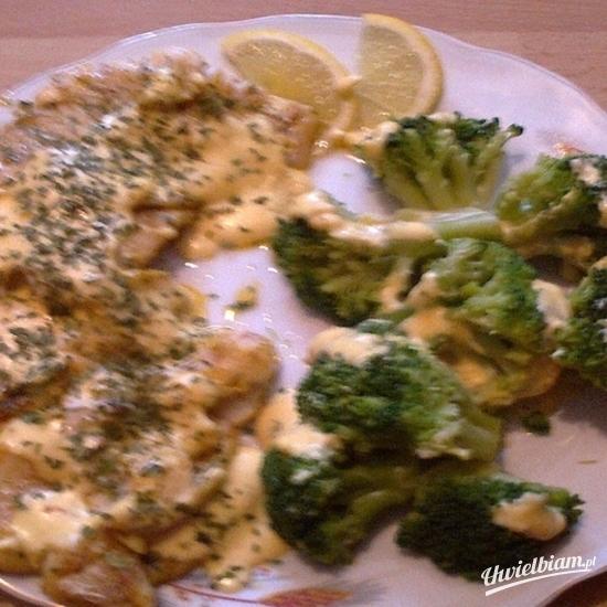 Filet rybny w sosie serowym z brokułami