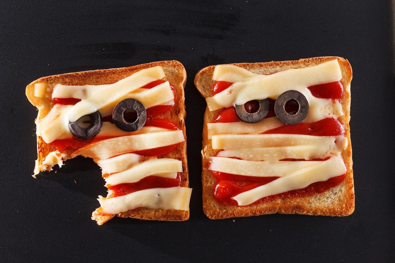Maślane tosty z serem i ketchupem  w kształcie mumii