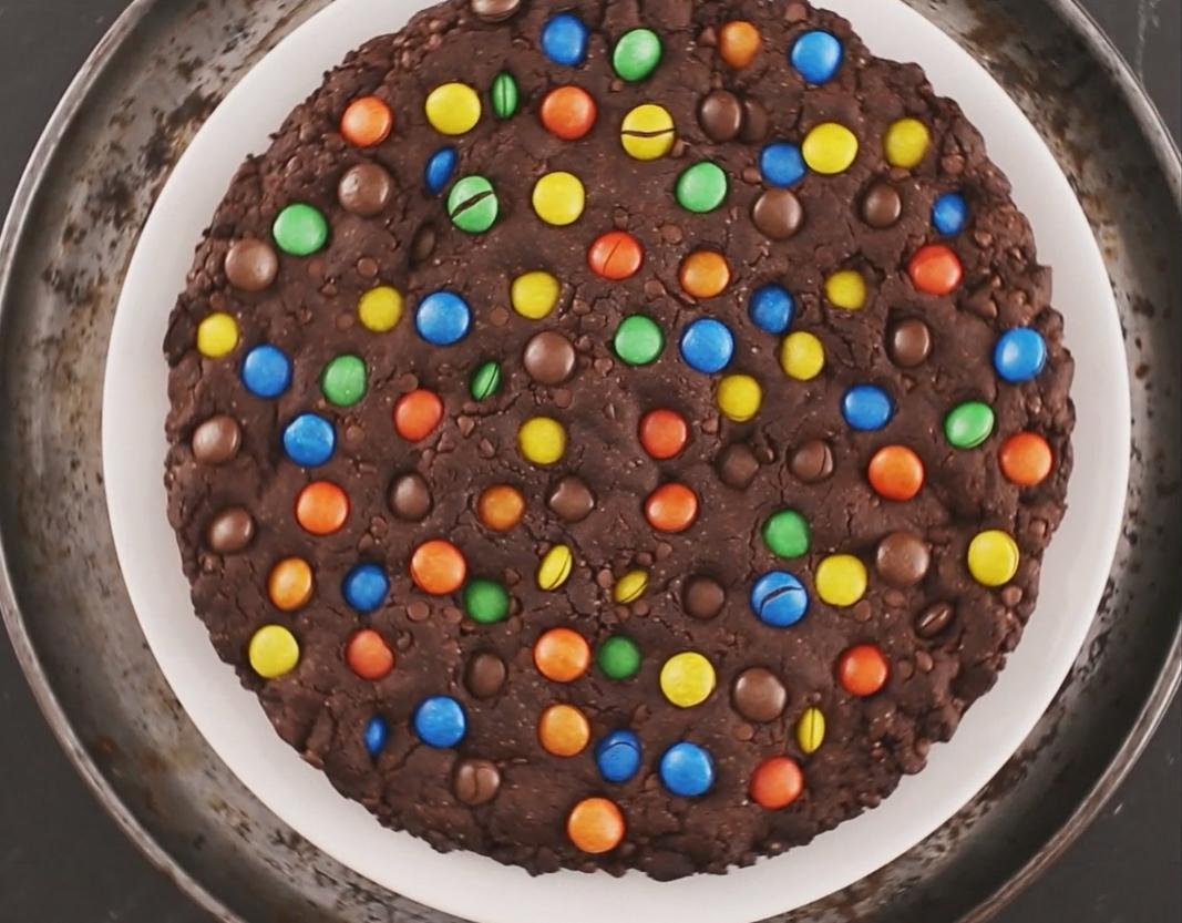 Gigantyczne ciastko czekoladowe z kolorowymi drażetkami