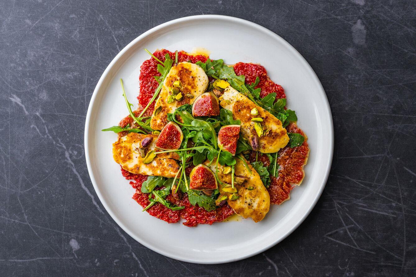 Carpaccio z fig z serem halloumi