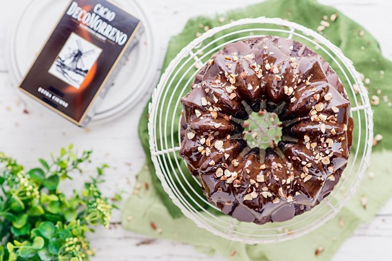 Bezglutenowa babka kakaowa z bananami i orzechami laskowymi