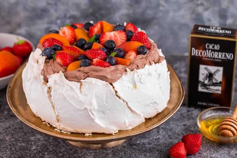 Beza Pavlova z czekoladowym kremem i owocami
