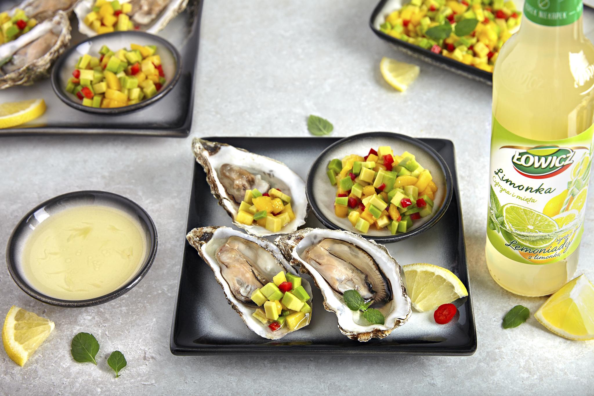 Pieczone ostrygi z salsą z mango, awokado i chili