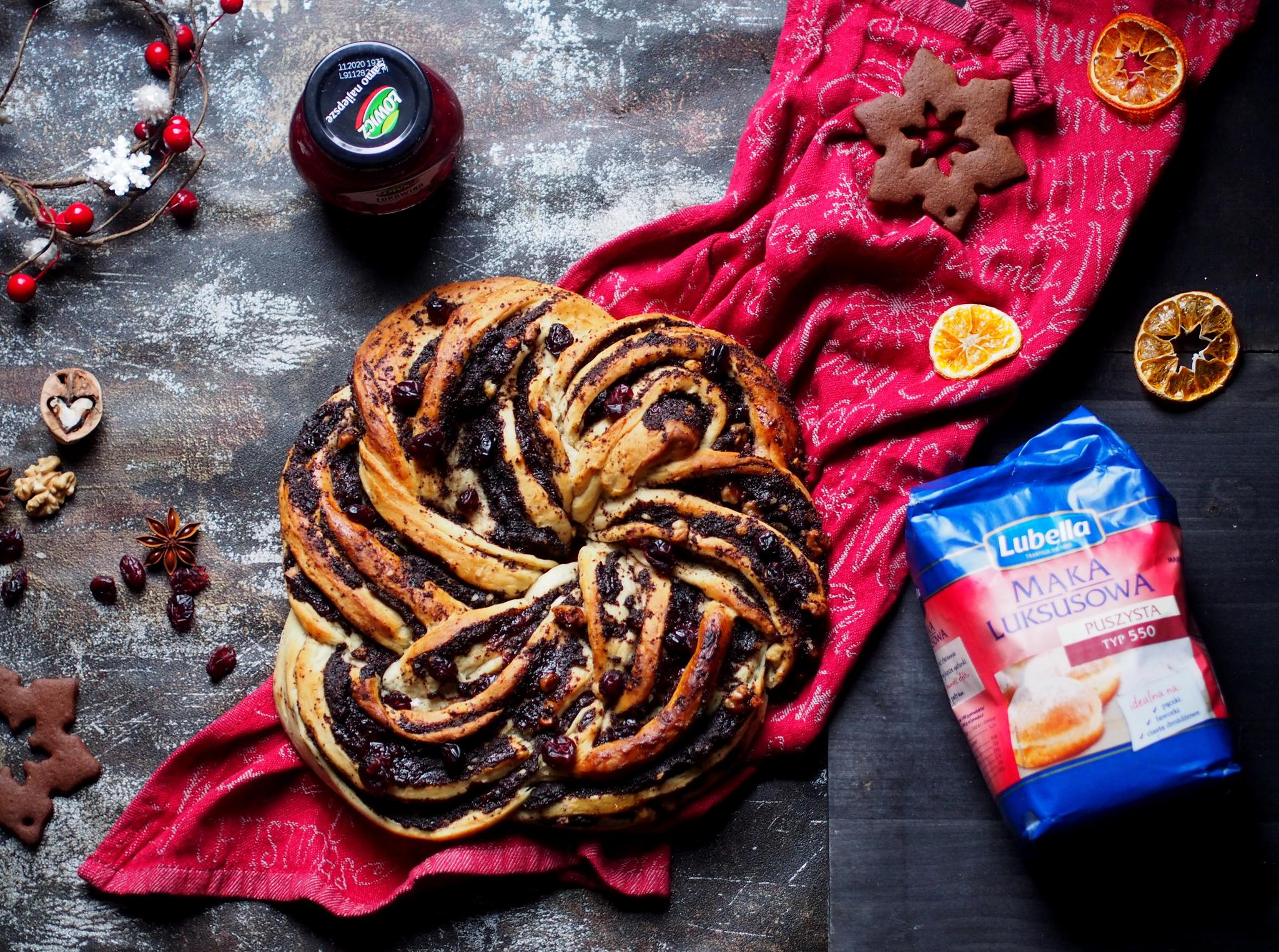 Świąteczny wieniec drożdżowy