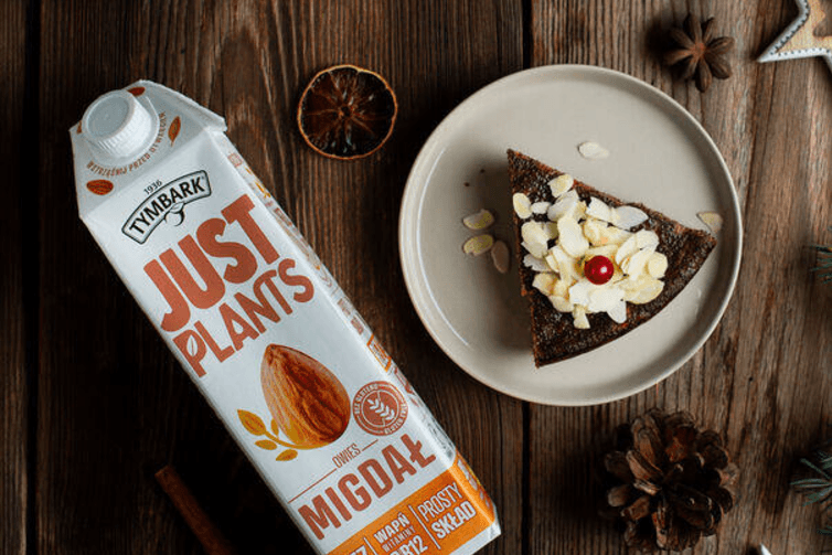 Wegański makowiec z płatkami migdałów