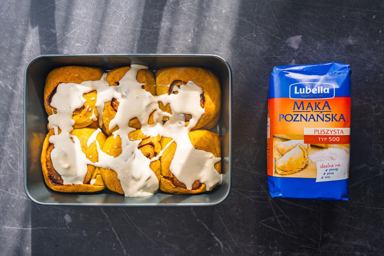 Dyniowe cynamonki z polewą śmietankową