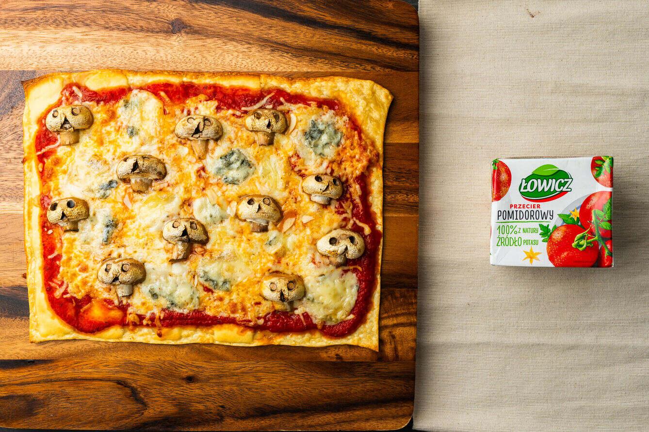 Halloweenowa pizza z czaszkami z pieczarek