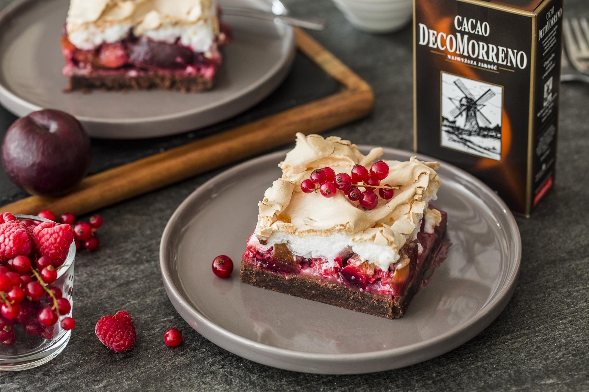 Czekoladowe kruche ciasto ze śliwkami, malinami, porzeczkami z bezą