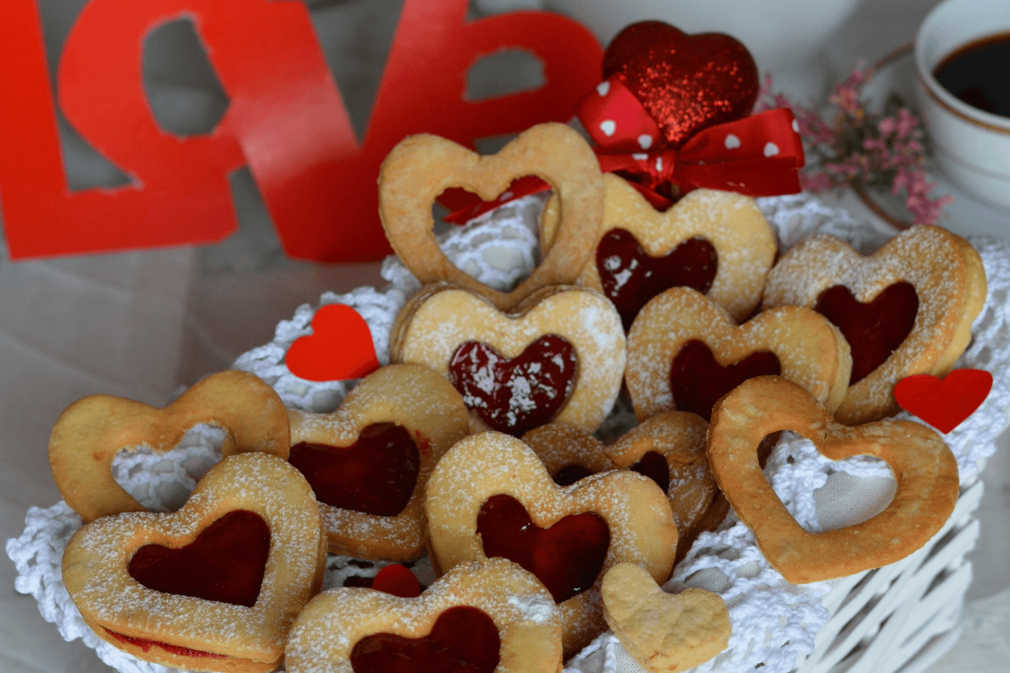 Kruche serduszka z truskawkami