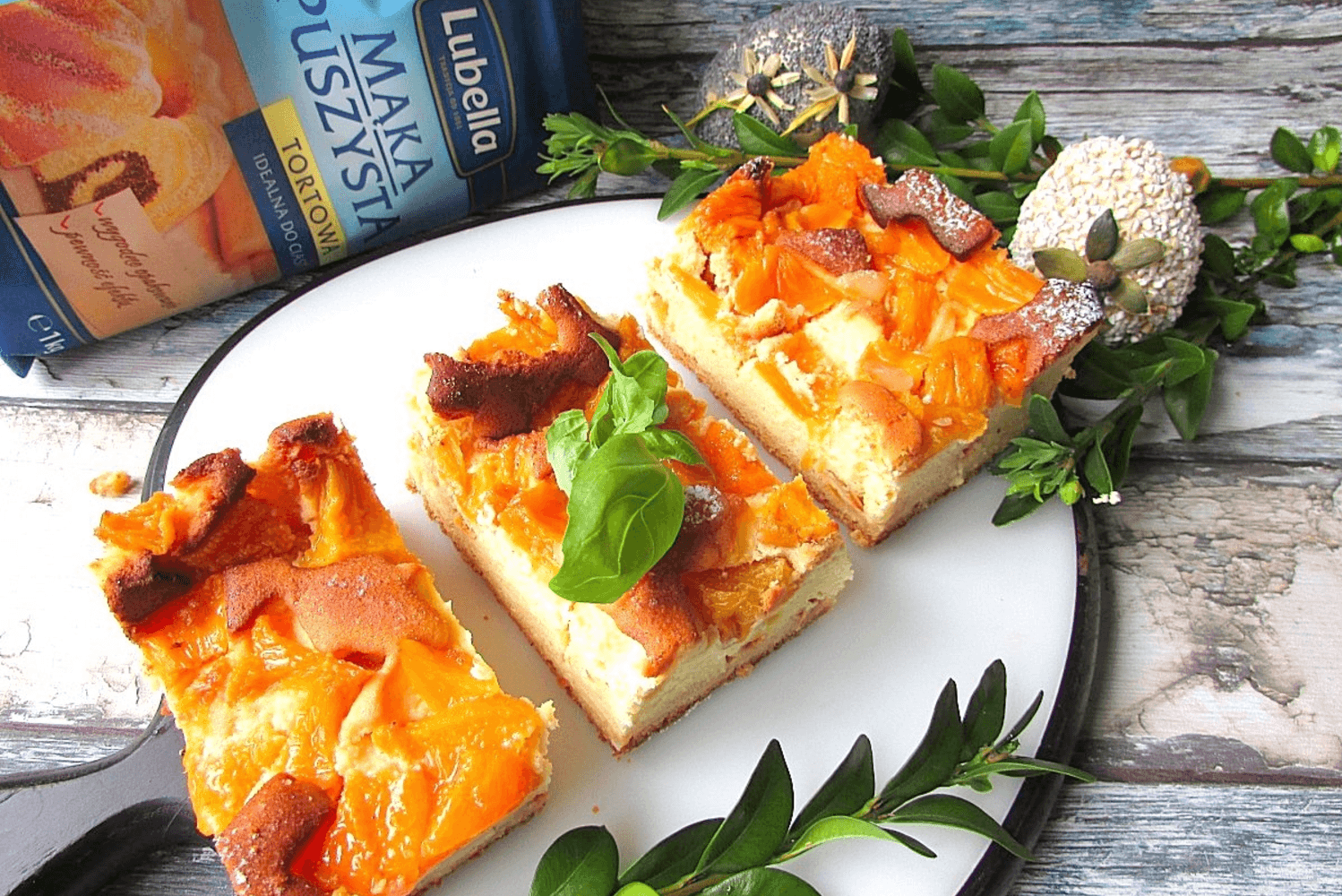 Sernik z brzoskwiniami na kruchym cieście